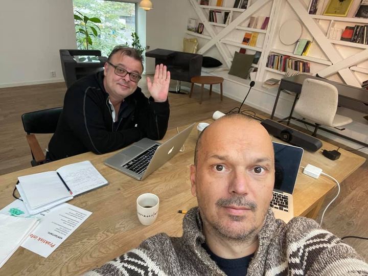 På bildet er tekstforfatterne Frank Jørstad og Teodor Janson