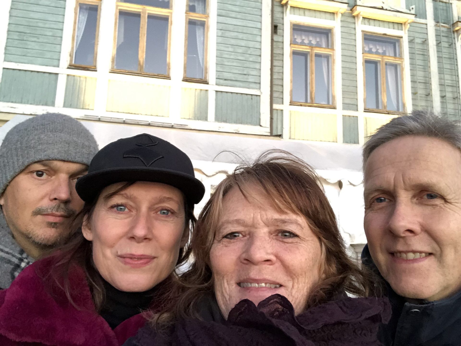 Teatersjef Frank Jørstad med følge i Helsingfors